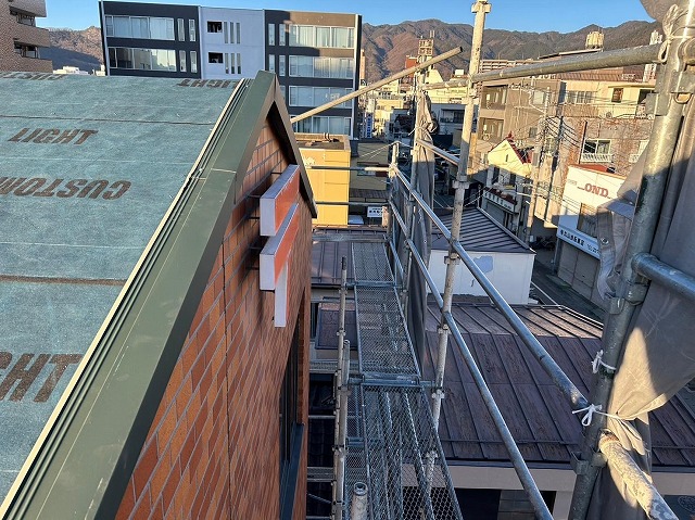 甲府市　屋根カバー工法